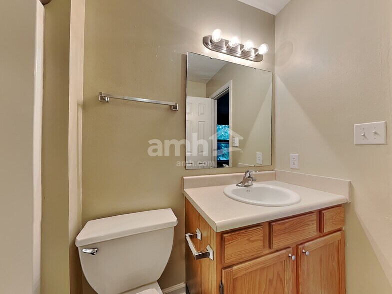Building Photo - 10201 Stillwell Dr