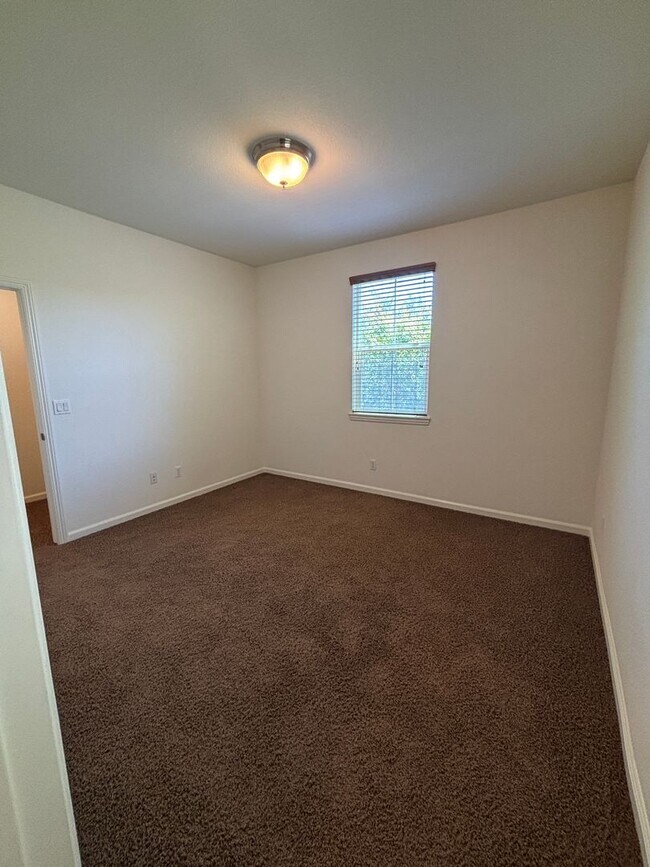 Building Photo - West Roseville Solar! 3 Bedroom, Plus den/...