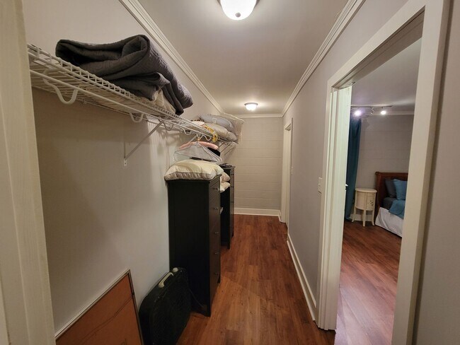 Building Photo - Massive 3 bed 3 bath on Boulevard!