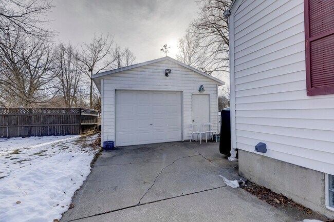 Building Photo - 3621 Dennett Dr