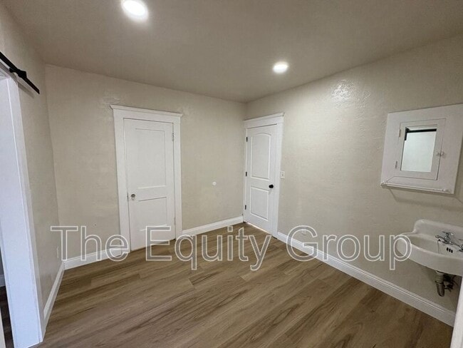 Building Photo - 209 E 11th St