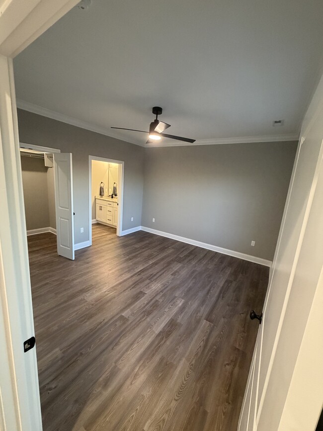 Building Photo - 955 Oakwood Estates Dr