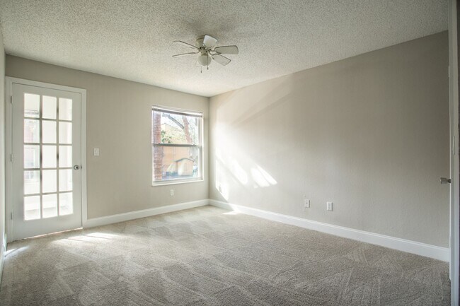Primary Photo - Venetian Place - 1428
