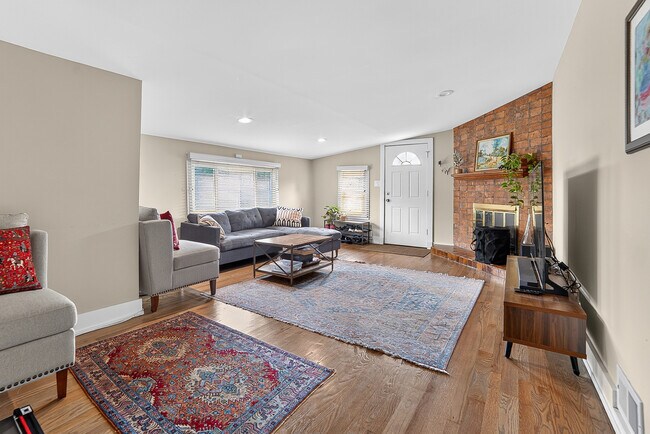 Building Photo - 4615 Larch Ave