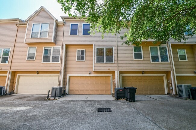Building Photo - 1813 Gillette St