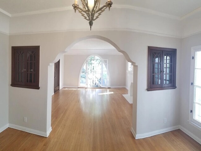Building Photo - 341 N Curson Ave