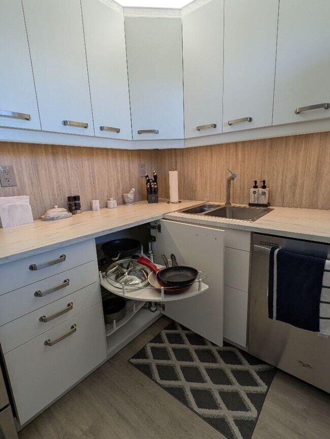 Building Photo - 2812 Garden Dr S