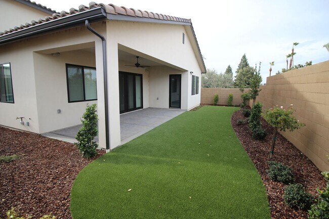 Building Photo - 2104 E Las Palmas Dr