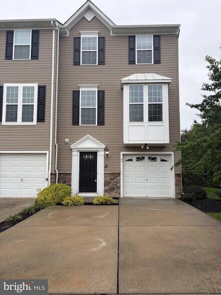Building Photo - 2102 E Oak Rd