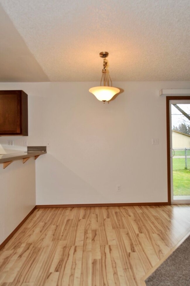 Building Photo - 2 bed 1 bath apartment (4plex building)