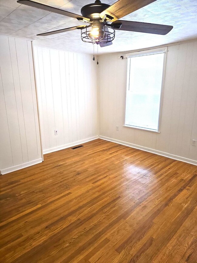 Building Photo - Spacious 3-bedroom single-family home in C...