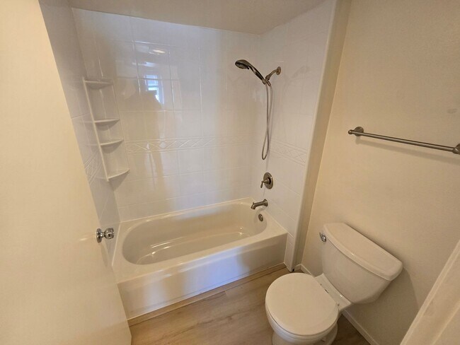 Building Photo - Spacious 4-Bedroom Townhome for Rent in De...