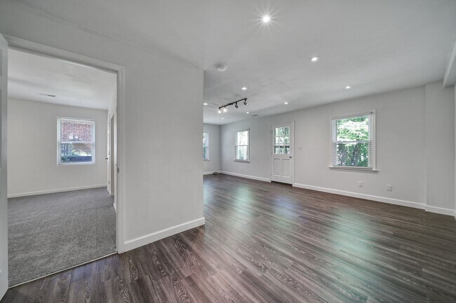 Building Photo - Charming Matthews Home for Rent!