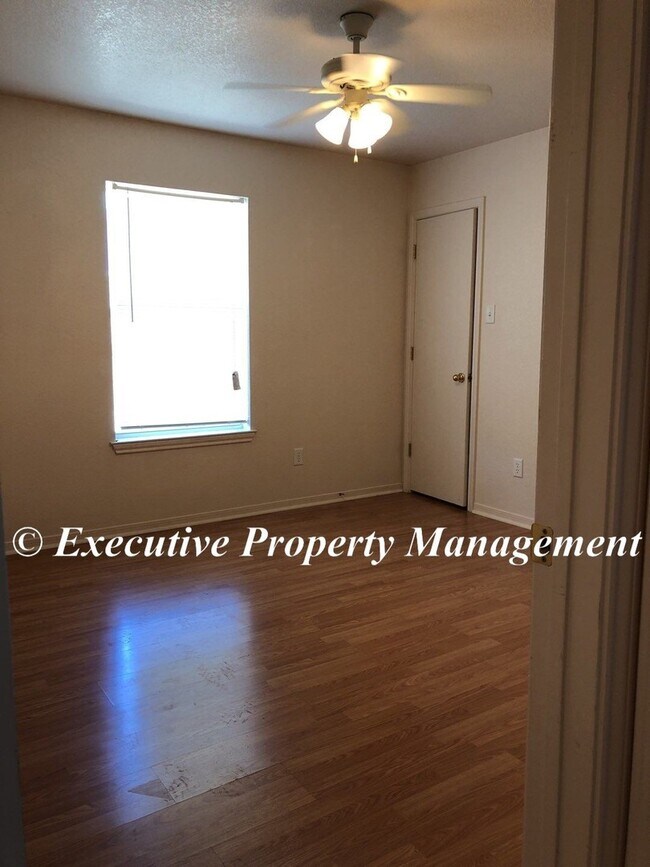 Building Photo - 314 Janelle Dr