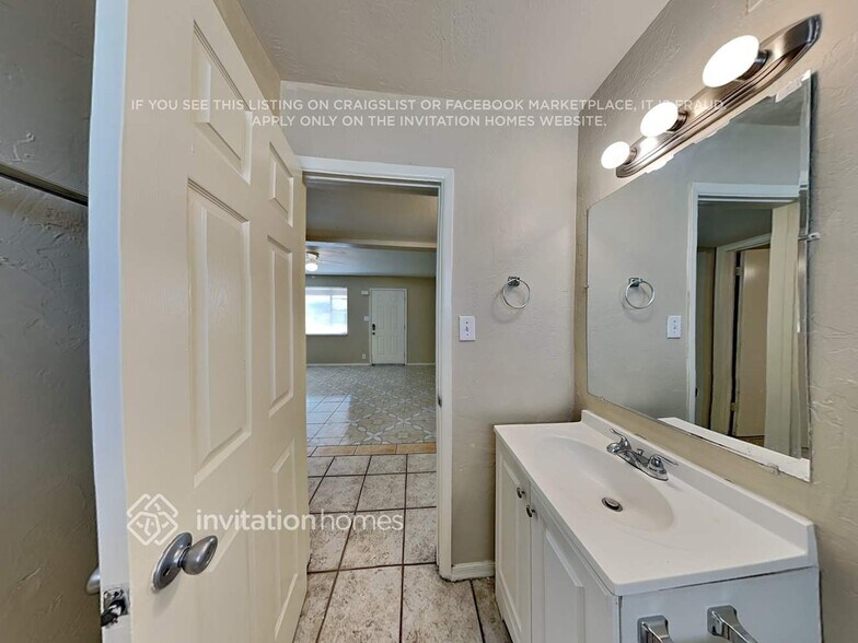 Building Photo - 4534 W Mitchell Dr