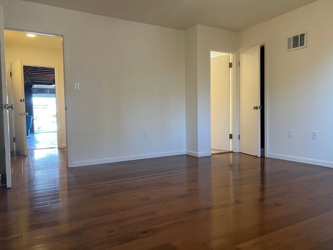 Building Photo - SPACIOUS PARKSIDE SINGLE-FAMILY HOME WITH ENCLOSED PATIO — AVAILABLE NOW!