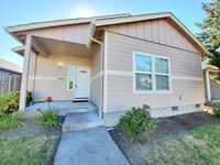 Building Photo - Small Dogs Welcome! 3 Bedroom, 2 Bathroom ...
