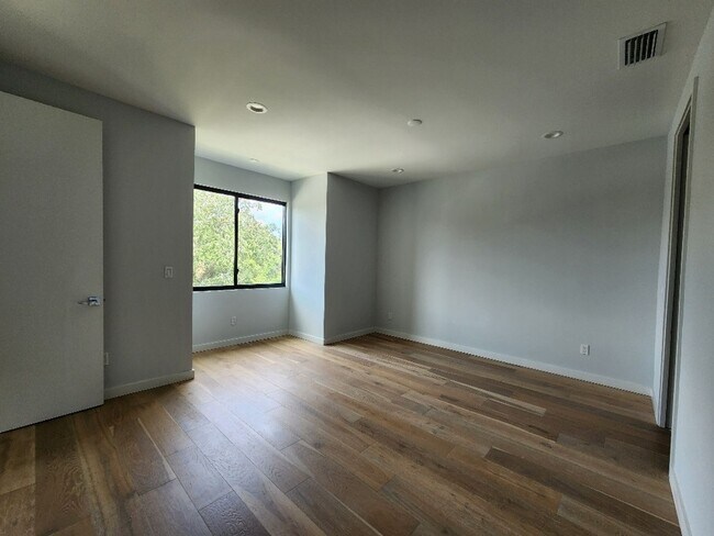 Building Photo - 532 W Plaza Pl