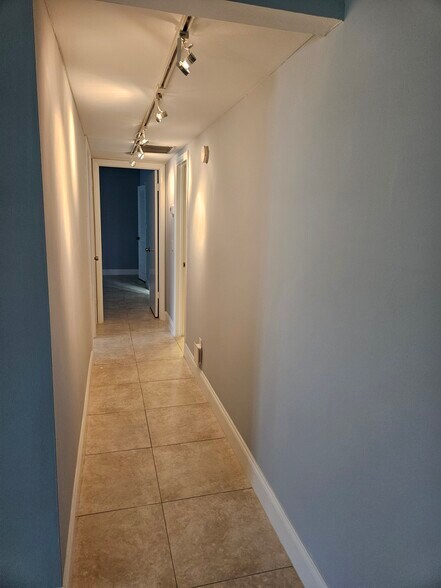 Hallway - 669 W Oakland Park Blvd