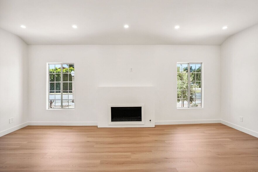 Building Photo - 4702 Kraft Ave