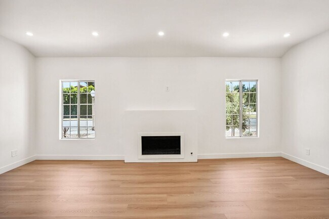 Building Photo - 4702 Kraft Ave