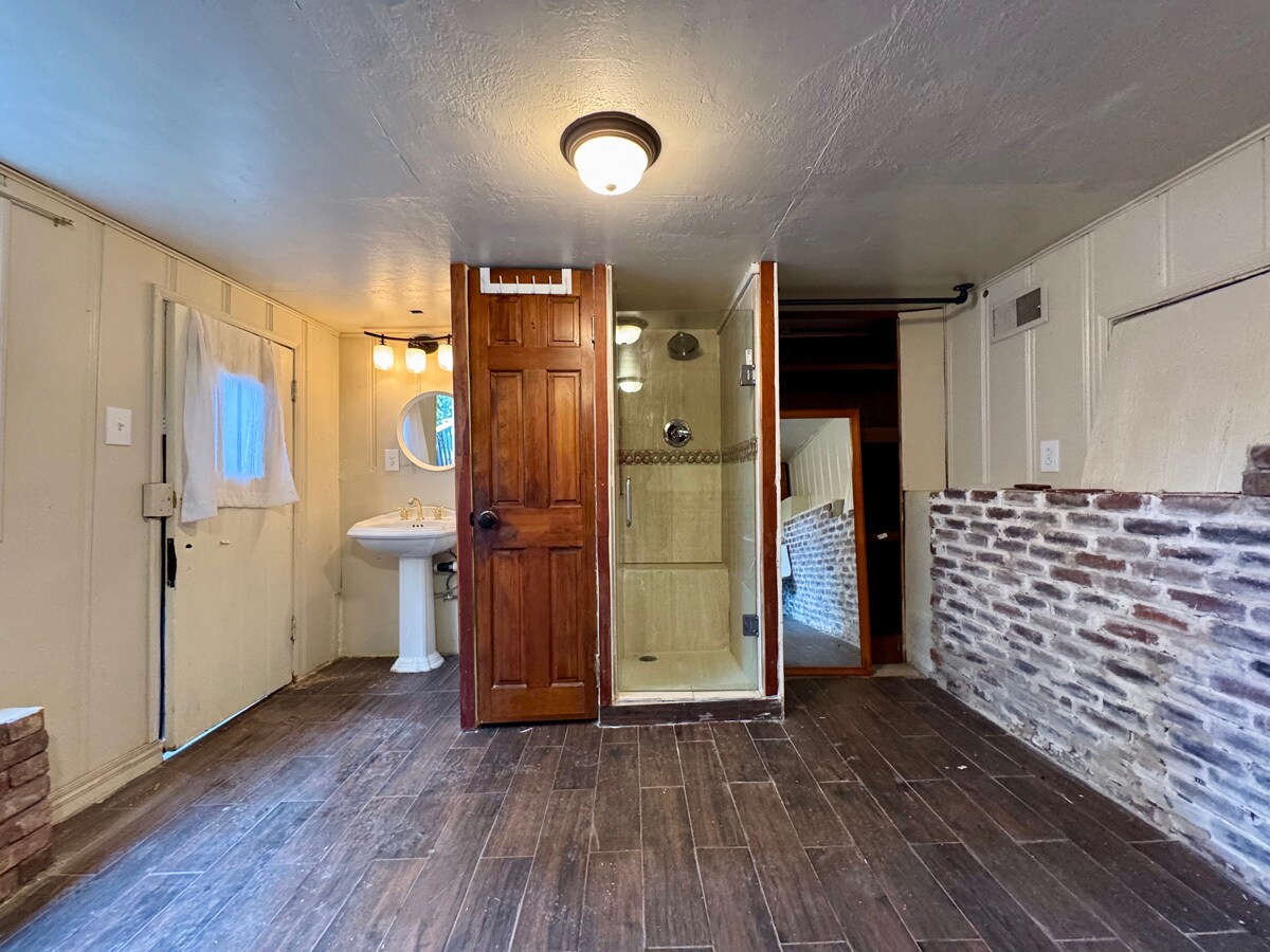 Building Photo - 645 Jean St