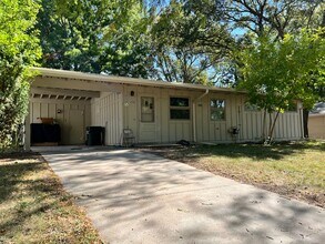 Building Photo - Charming Home, new carpet, laundry, backyard