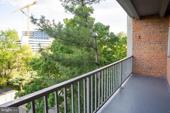 Building Photo - 5801 Quantrell Ave