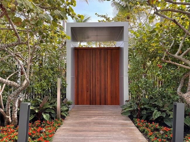 Building Photo - 1000 South Pointe Dr