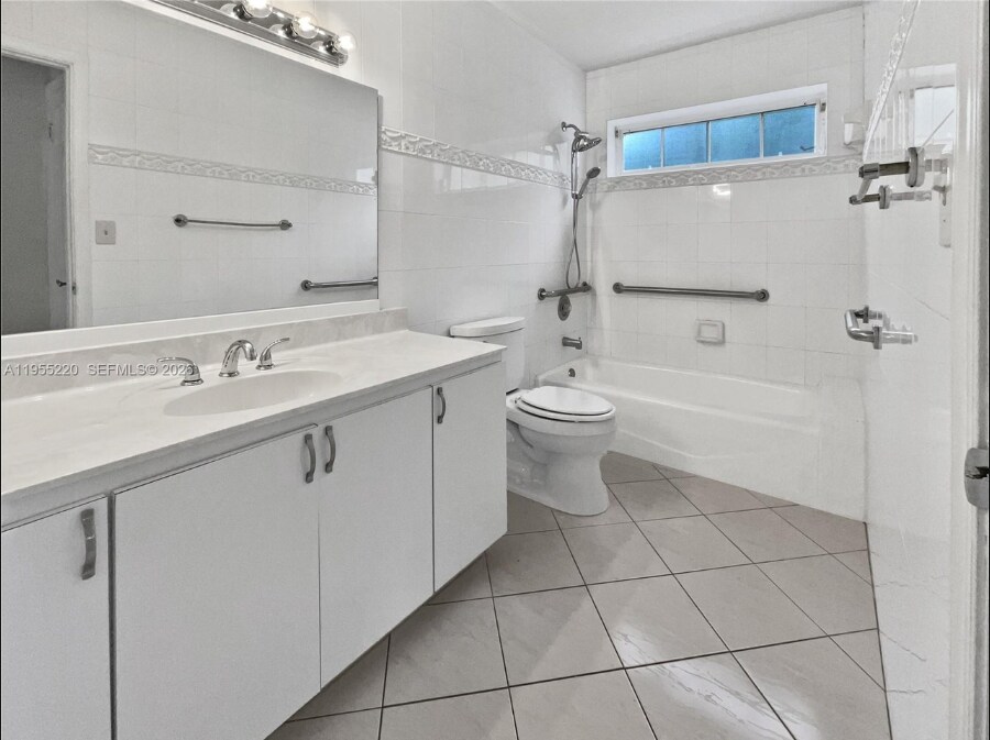 Building Photo - 10001 SW 99th Ave