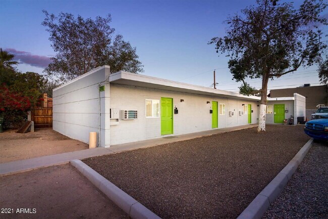 Building Photo - UPDATED 2 BEDROOMS WITH PRIVATE PATIO & CENTRAL AIR