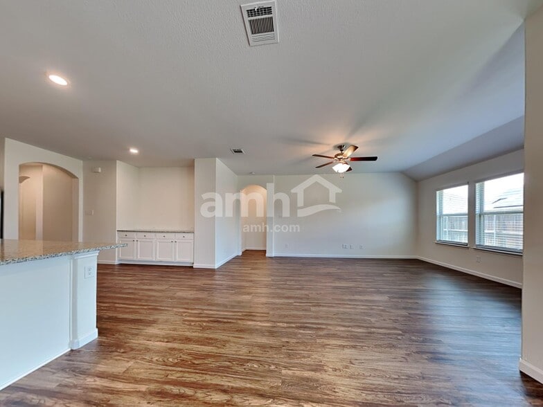 Building Photo - 463 Silverstone Dr