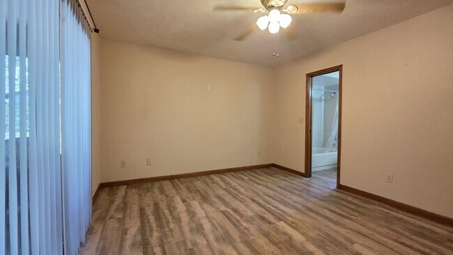 Building Photo - FOR FRENT Home near UF. 3 Bed, 2 bath, 2 c...