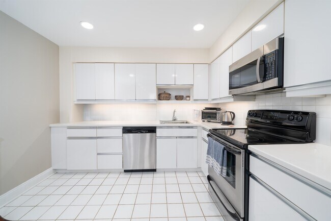 Building Photo - 101 Shearwater Ct E