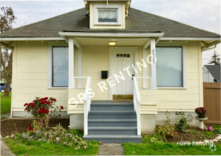 Building Photo - Classic 2 bedroom 1 bathroom bungalow!