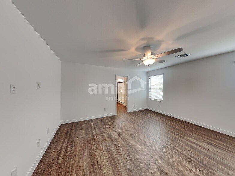 Building Photo - 4019 S 105th Dr