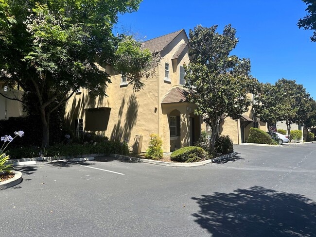 Building Photo - Two story, three-bedroom home in Burgundy Hills