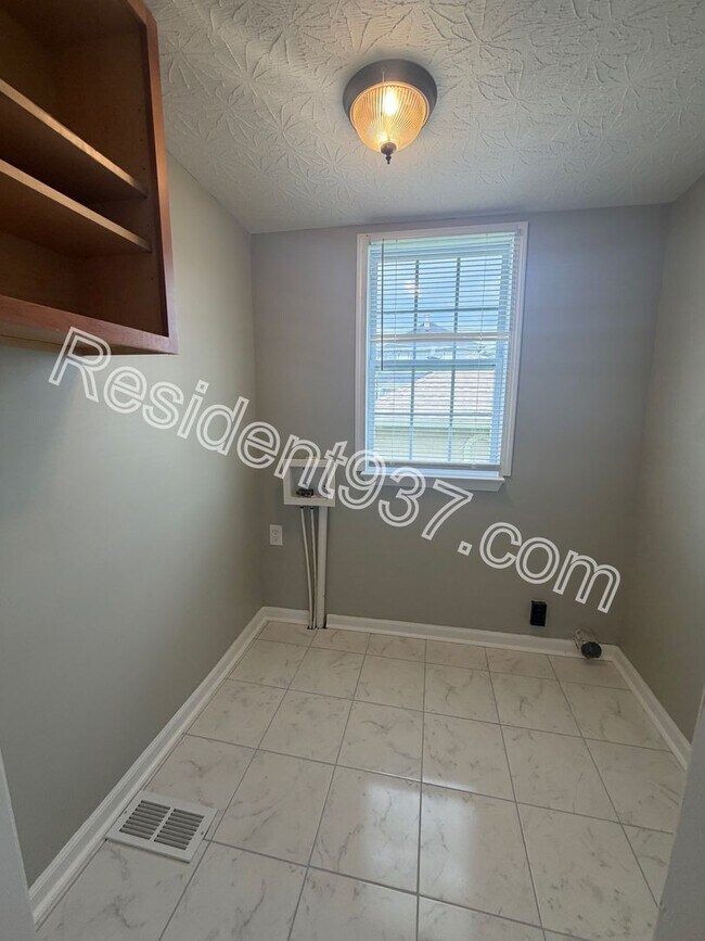 Building Photo - Updated 3 bed 1 bath home!