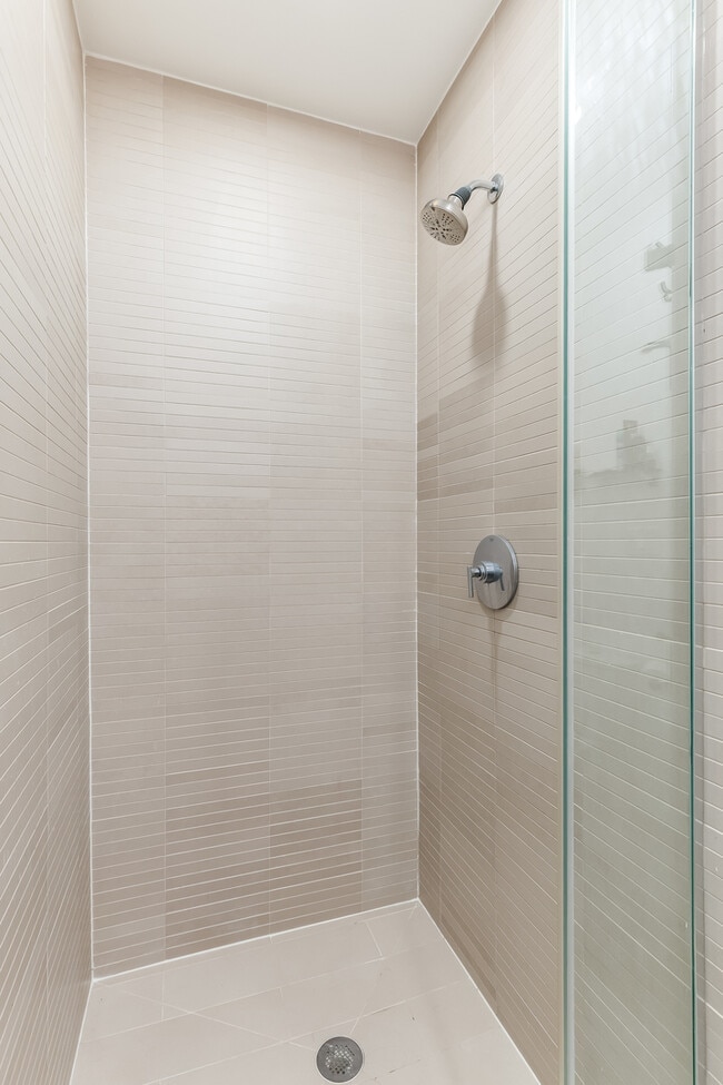 Building Photo - 922 N Hermitage Ave