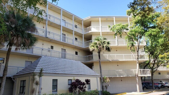 Building Photo - 8290 Lake Dr
