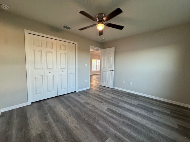 Building Photo - Desirable Silver Springs Shores - 3/2/2 **Won't Last**