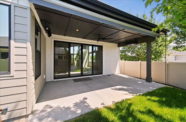 Building Photo - Modern Luxury Meets Everyday Comfort in Me...