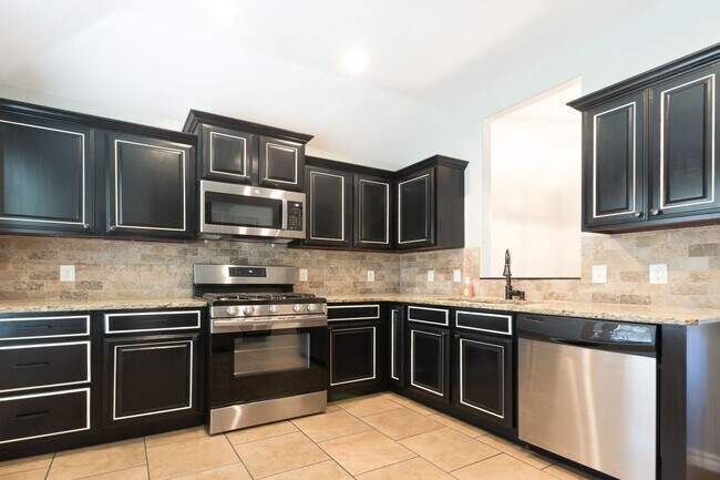 Building Photo - Lakeside Retreat - Newly Remodeled 3-Bedro...