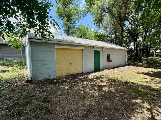 Building Photo - 1414 E 55th St S