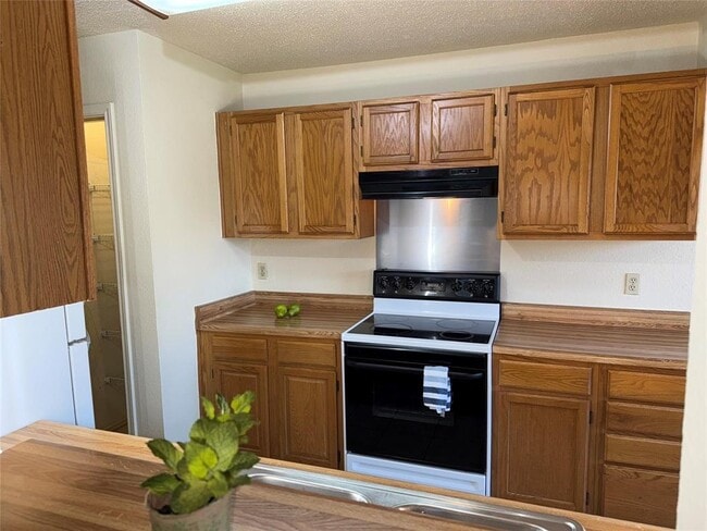 Building Photo - 6109 Parkwood Dr