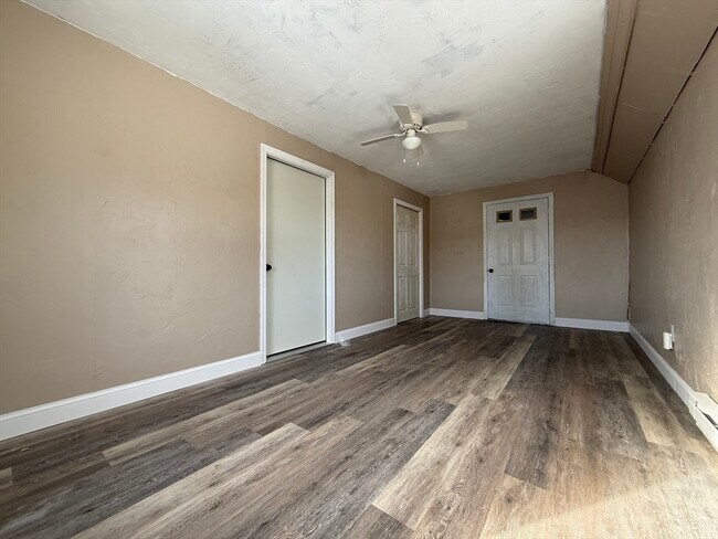 Building Photo - 21 Creston St