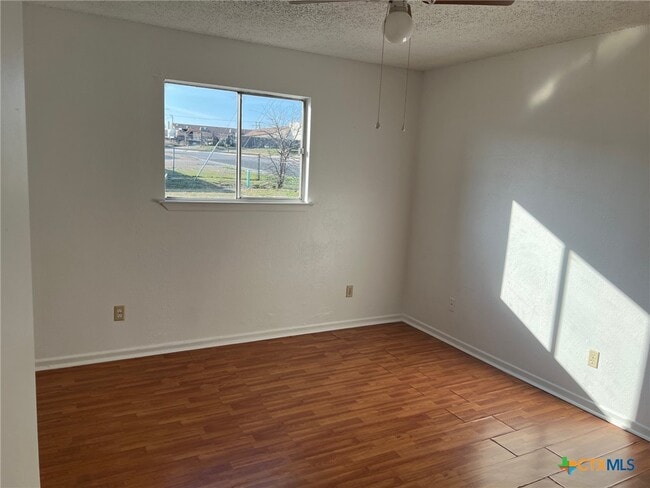 Building Photo - 902 Travis Ln