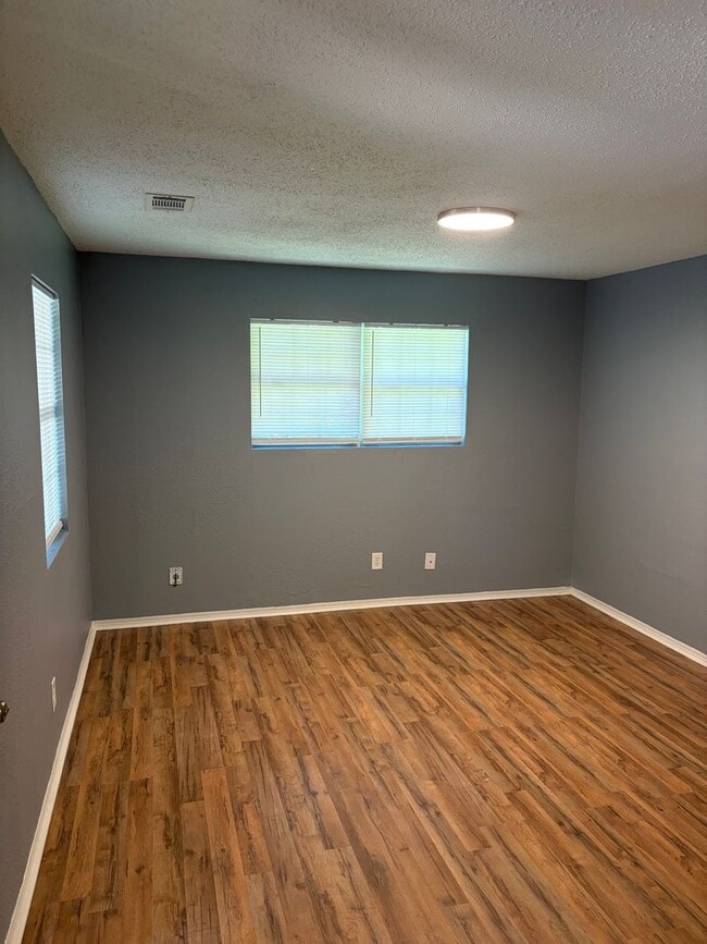 Building Photo - 3 bedroom and 1 bathroom house- $1000 move-in special