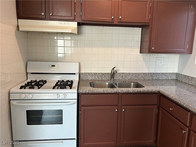 Building Photo - 4360 Twin View Cir