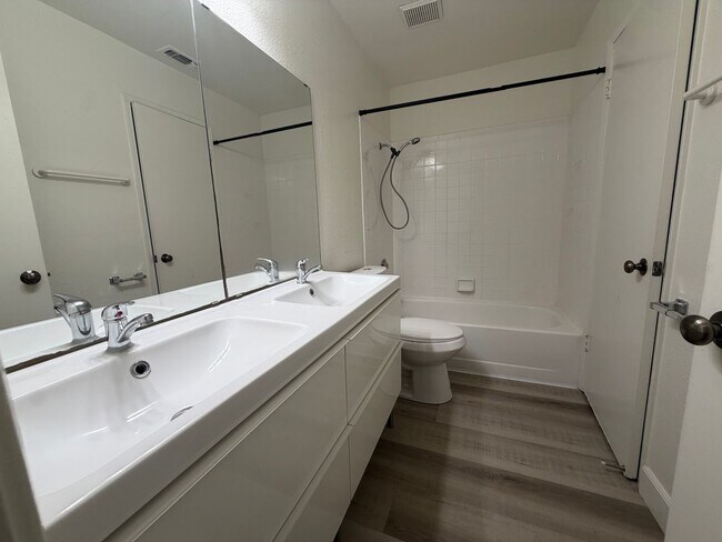 Building Photo - Beautiful 2 bedroom 1 bath Available today! Apply today!